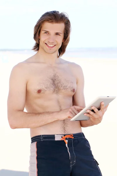 Ευτυχής Όμορφος Άντρας Ένα Tablet Στην Παραλία — Φωτογραφία Αρχείου