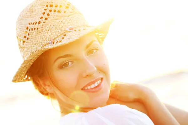 Mujer Joven Hermosa Usando Sombrero Luz Del Atardecer — Foto de Stock