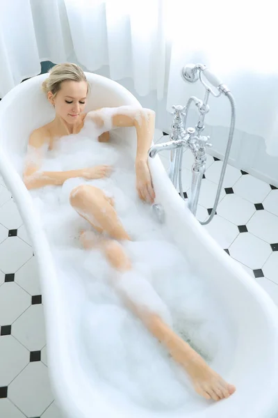 Badezimmer Blonde Frau Einer Badewanne — Stockfoto
