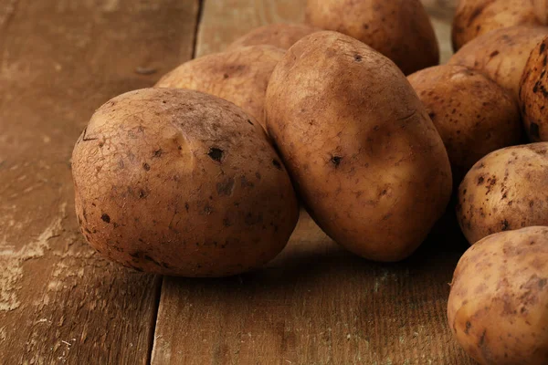 Patate Fresche Rustiche Non Pelate Scrivanie Legno — Foto Stock