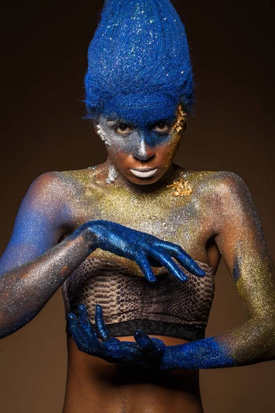Retrato Uma Mulher Que Está Posando Coberta Tinta Azul Dourada — Fotografia de Stock