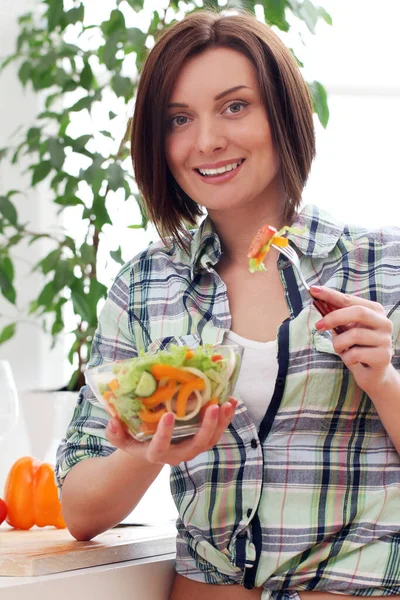 Mujer Feliz Con Tazón Ensalada Fresca Saludable — Foto de Stock