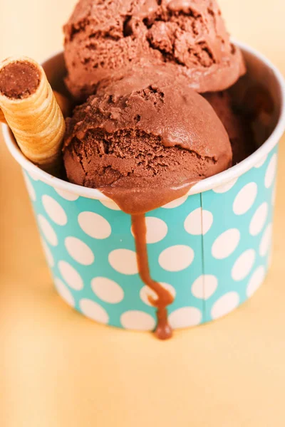 테이블 맛있는 아이스크림 — 스톡 사진