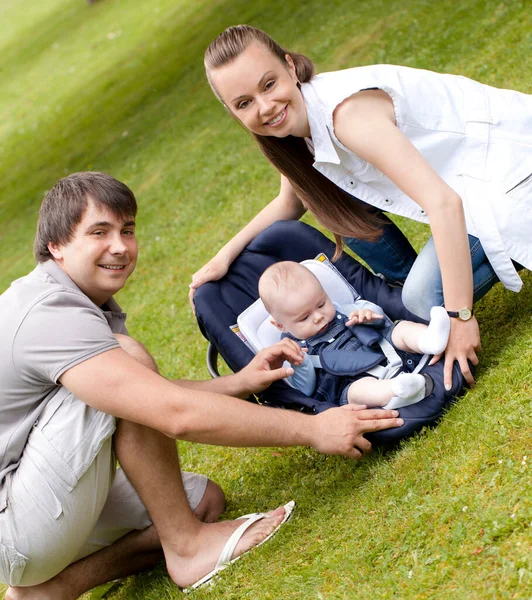 Jonge Gelukkig Familie Krijgen Wandeling Het Park — Stockfoto