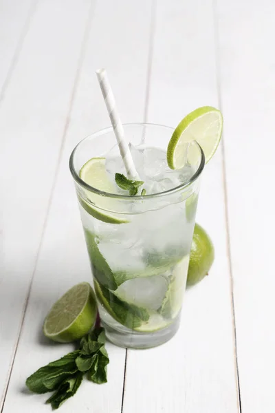 Alkol Masada Mojito Kokteyli Var — Stok fotoğraf