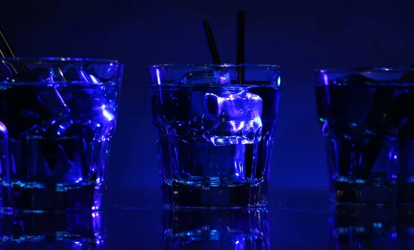 Glas Med Kall Blå Cocktail — Stockfoto