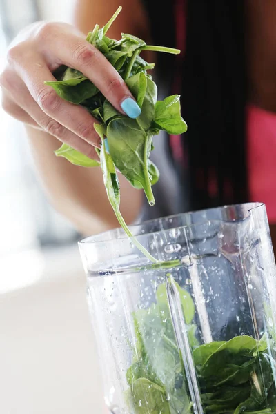 Sağlıklı bir hayat. Ispanaktan içki yapan kız.