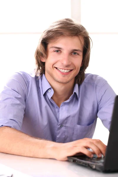 Junger Schöner Mann Benutzt Laptop Seinem Büro — Stockfoto