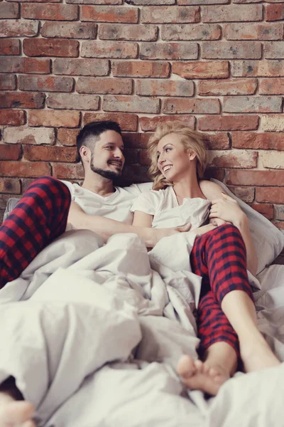 Yaşam tarzı. Yatakta güzel bir çift
