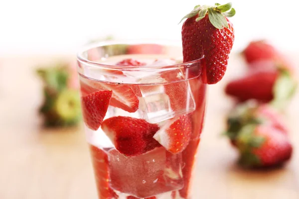 一杯加草莓的冷饮 — 图库照片