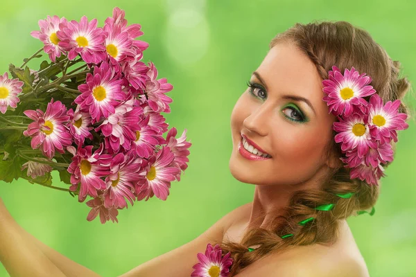 Όμορφη Γυναίκα Μακιγιάζ Και Λουλούδια Πράσινο Φόντο — Φωτογραφία Αρχείου
