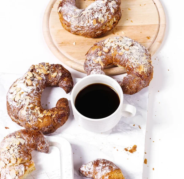 Yiyecekler. Ay çöreği masada.