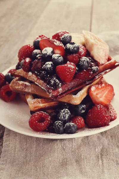 Eten Heerlijke Wafel Met Bessen — Stockfoto