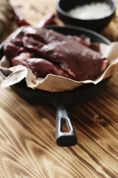 Kochen Zubereiten Rohes Fleisch Auf Dem Tisch — Stockfoto