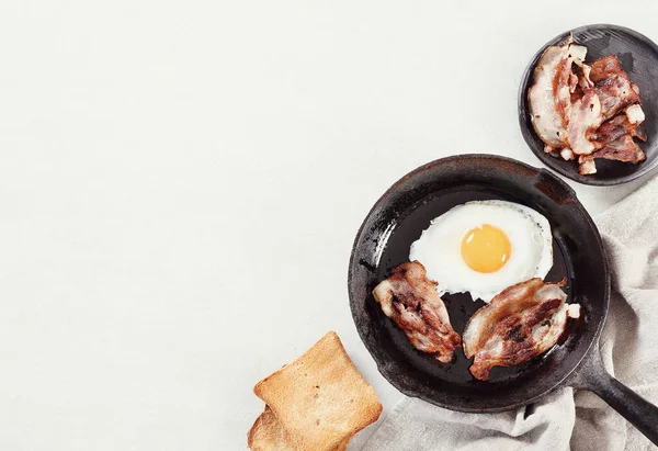Śniadanie Jajko Smażone Boczkiem — Zdjęcie stockowe