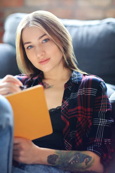 Styl Życia Rekreacji Kobieta Robi Plany Dzień — Zdjęcie stockowe