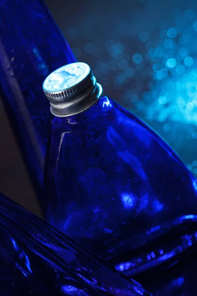 渐变背景的蓝色小瓶子 — 图库照片