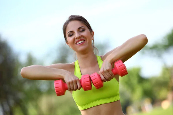 Mooie Jonge Kaukasische Vrouw Uit Werken Met Halters Het Park — Stockfoto