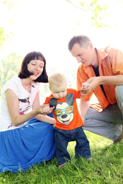 Moeder Vader Hun Zoon Hangen Het Park — Stockfoto