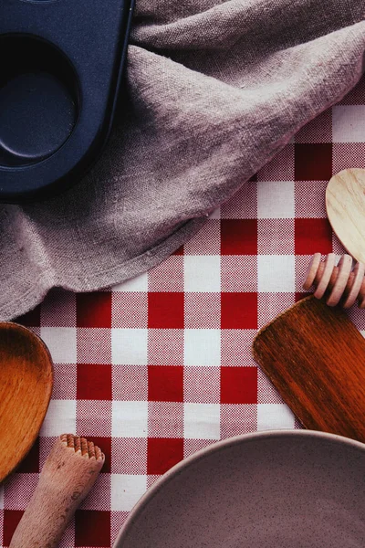 Yemek, mutfak. Mutfak gereçleri masada.