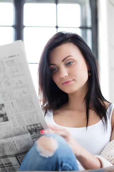 Lebensstil Nettes Mädchen Mit Zeitung — Stockfoto