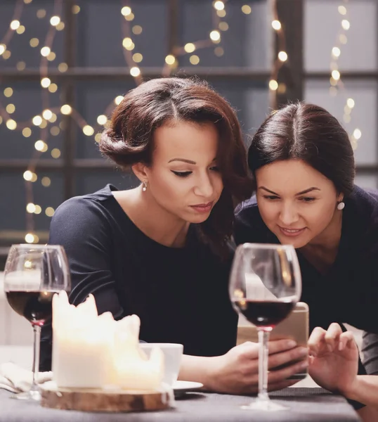 Amizade Mulheres Com Vinho Velas — Fotografia de Stock
