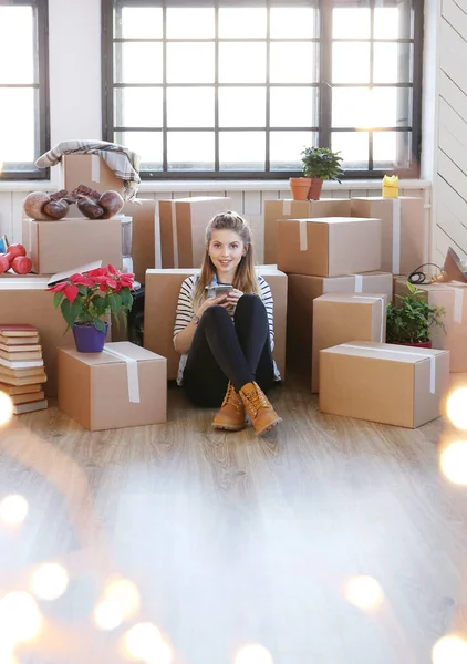 Cute Girl Podczas Przeprowadzki Domu — Zdjęcie stockowe