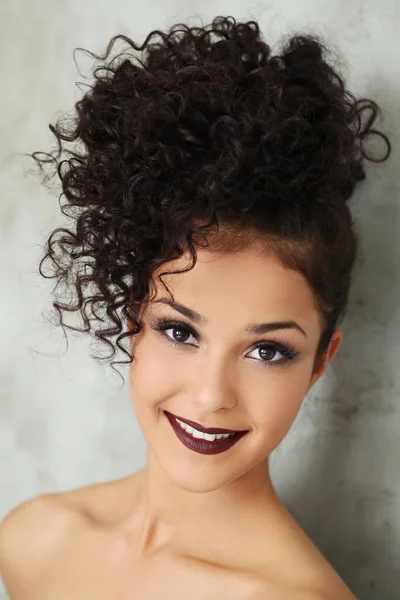 Moda Mulher Bonita Com Penteado Bizarro — Fotografia de Stock