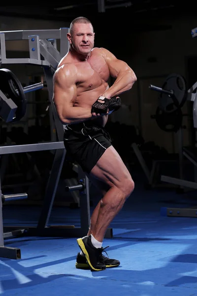 Beau Musclé Homme Travaille Pose Dans Une Salle Gym — Photo