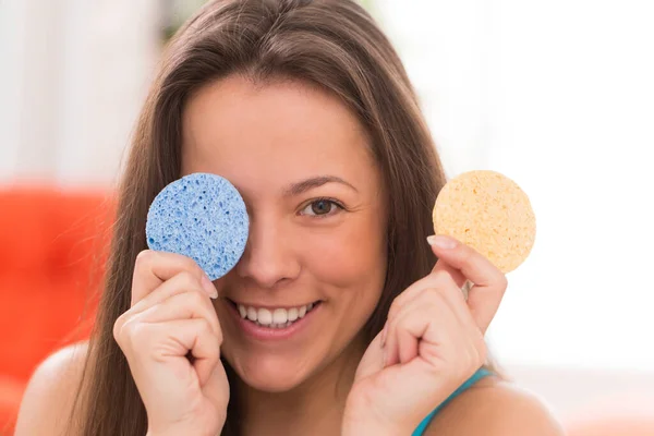 Jonge Mooie Aziatische Vrouw Met Cosmetische Kussens Thuis — Stockfoto