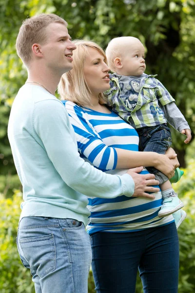 Jonge Gelukkig Familie Plezier Hebben Het Park — Stockfoto