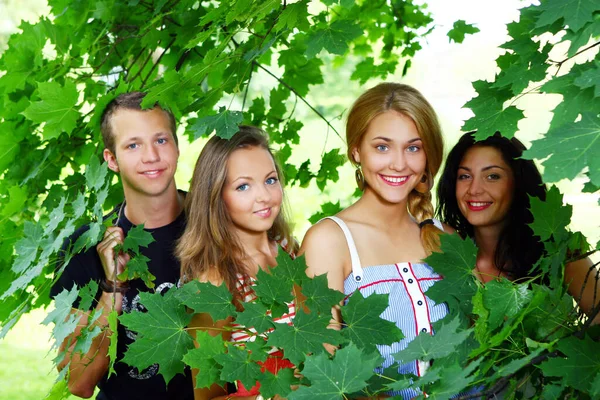 Tieners Groep Van Jongen Meisjes Het Park — Stockfoto
