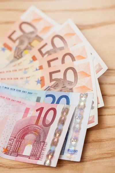 Altura Diferentes Notas Euro Numa Mesa Madeira — Fotografia de Stock