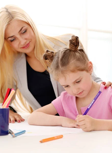 Older Sister Teaching Younger Sister How Draw Pencils — Stock Photo, Image