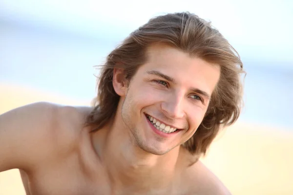 ビーチでハンサムな若い男の肖像 — ストック写真