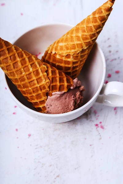 Eingefroren Leckeres Eis Auf Dem Tisch — Stockfoto