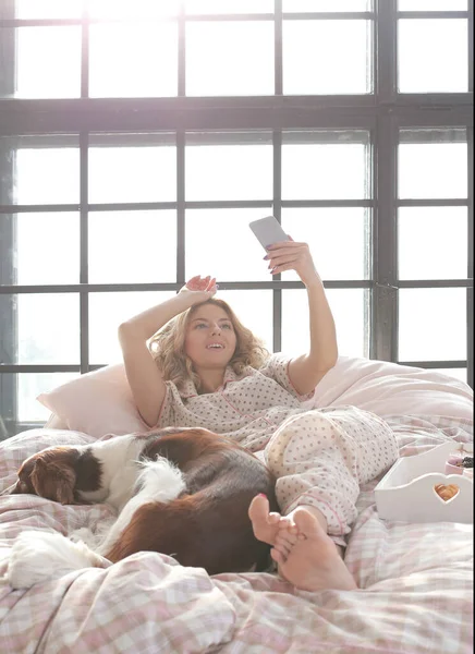 Estilo Vida Casa Menina Com Cão Cama — Fotografia de Stock