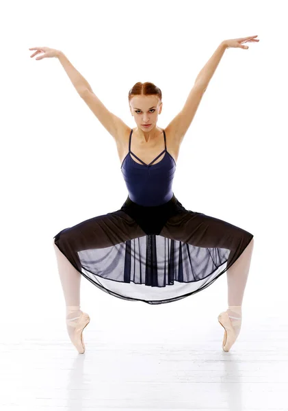 Bailarina Tutu Escuro Chinelos Está Trabalhando Dançando Sobre Fundo Branco — Fotografia de Stock