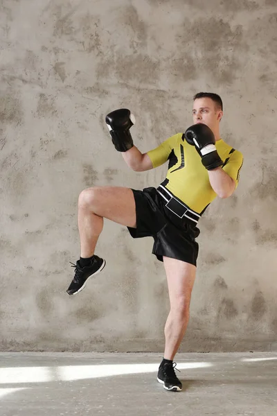 Bel Homme Pratique Kick Boxing Sur Fond Mur Gris — Photo