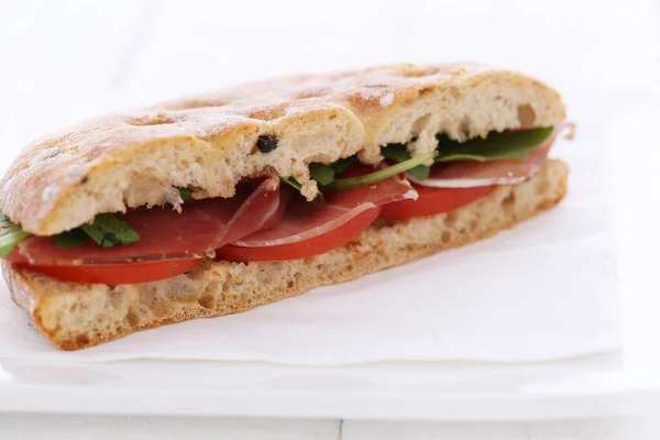 Imagem Close Delicioso Sanduíche Sobre Fundo Branco — Fotografia de Stock