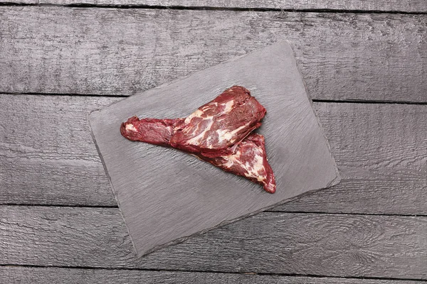 Frisches Fleisch Auf Einem Schwarzen Schneidebrett — Stockfoto