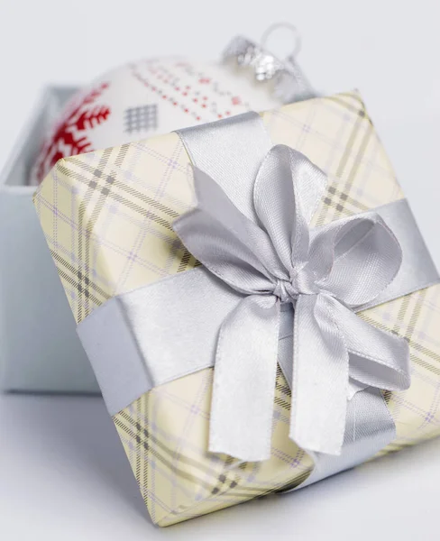 Güzel Bir Hediye Paketi Beyaz Bir Arkaplan Üzerine Noel Çelengi — Stok fotoğraf