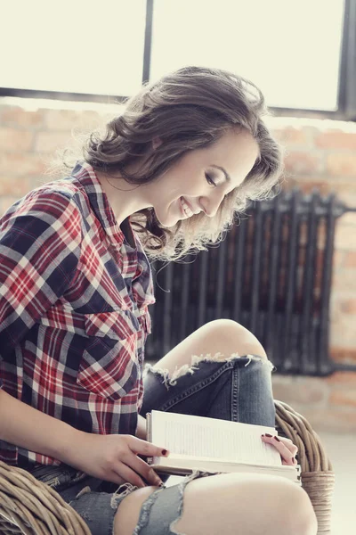 Mulher Bonito Casa Com Livro — Fotografia de Stock