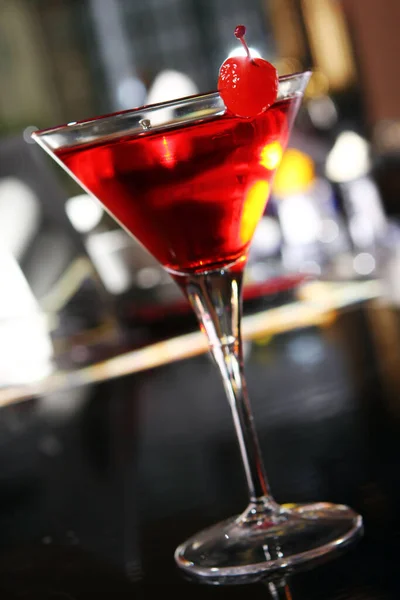 Cocktail Martini Rosa Servito Con Ciliegia Bar — Foto Stock