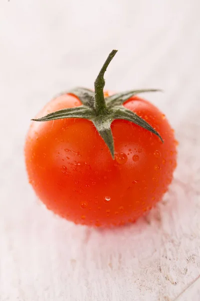 Pomidor Wiśniowy Kroplami Wody Białym Tle — Zdjęcie stockowe