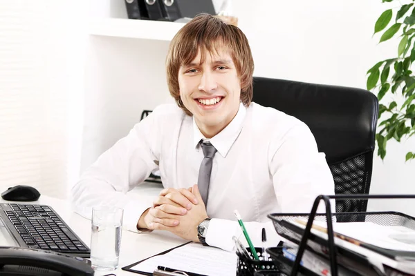 彼のオフィスで若くて成功した実業家 — ストック写真