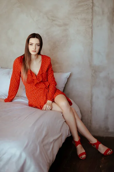 Vacker Kvinna Röd Klänning — Stockfoto