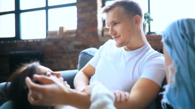 Sevgili çift evde birlikte vakit geçiriyor.