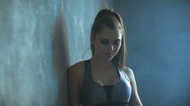 Spor ve yaşam tarzı. Kadın evde fitness seansı yaptıktan sonra dinleniyor.