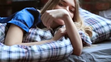 Sabahları yatakta yatan bir kadın.